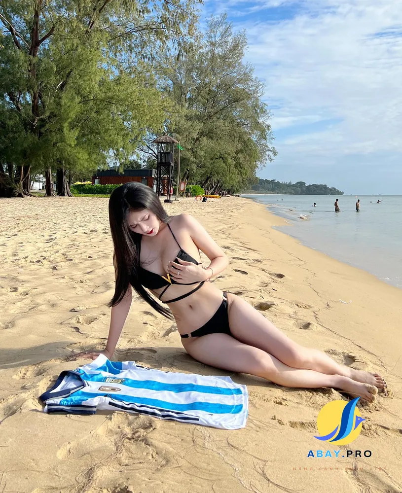 Quỳnh Alee bikini 4